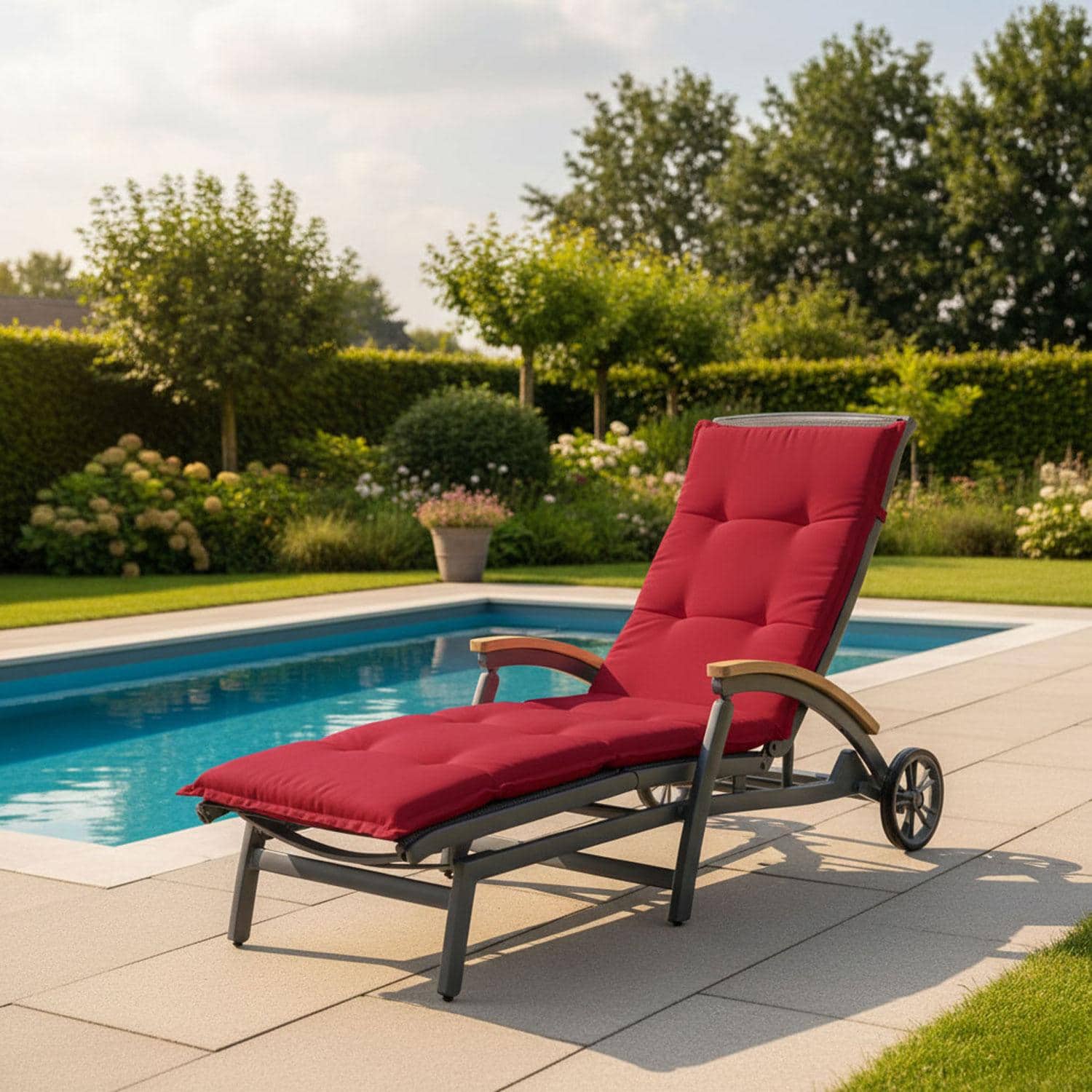 Rood ligbedkussen op metalen ligbed in tuin - 205x60cm - Pedro red (waterafstotend)