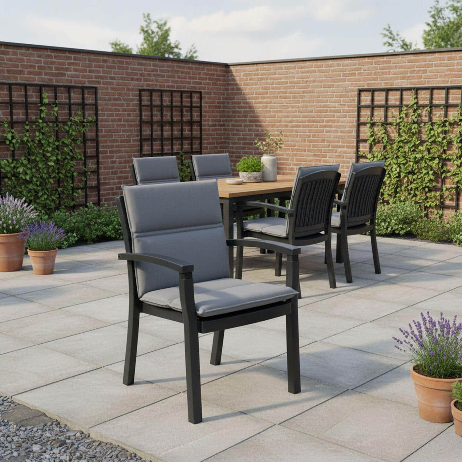 Grijs tuinkussen in stapelstoel in een tuin - Ribera anthracite (waterafstotend)