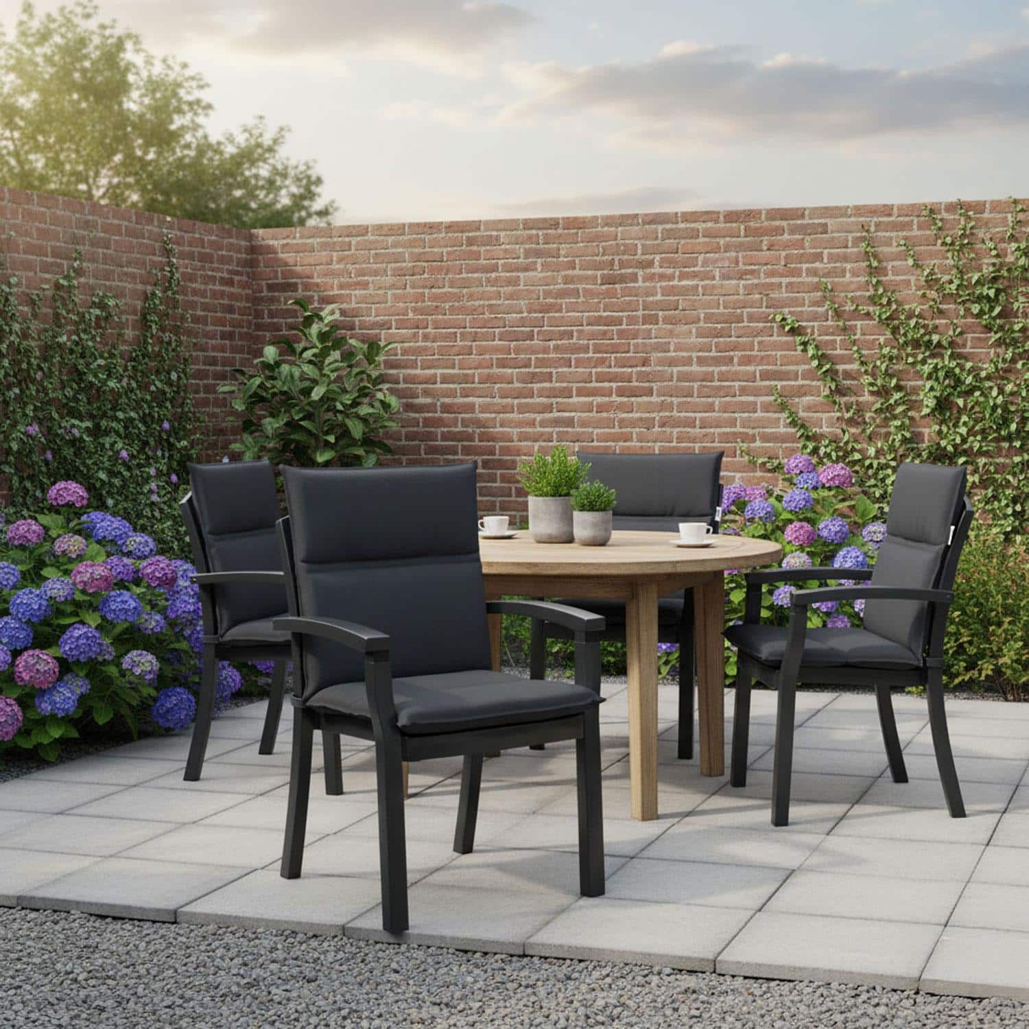 Grijs tuinkussen in stapelstoel in een tuin - Ribera dark grey (waterafstotend)