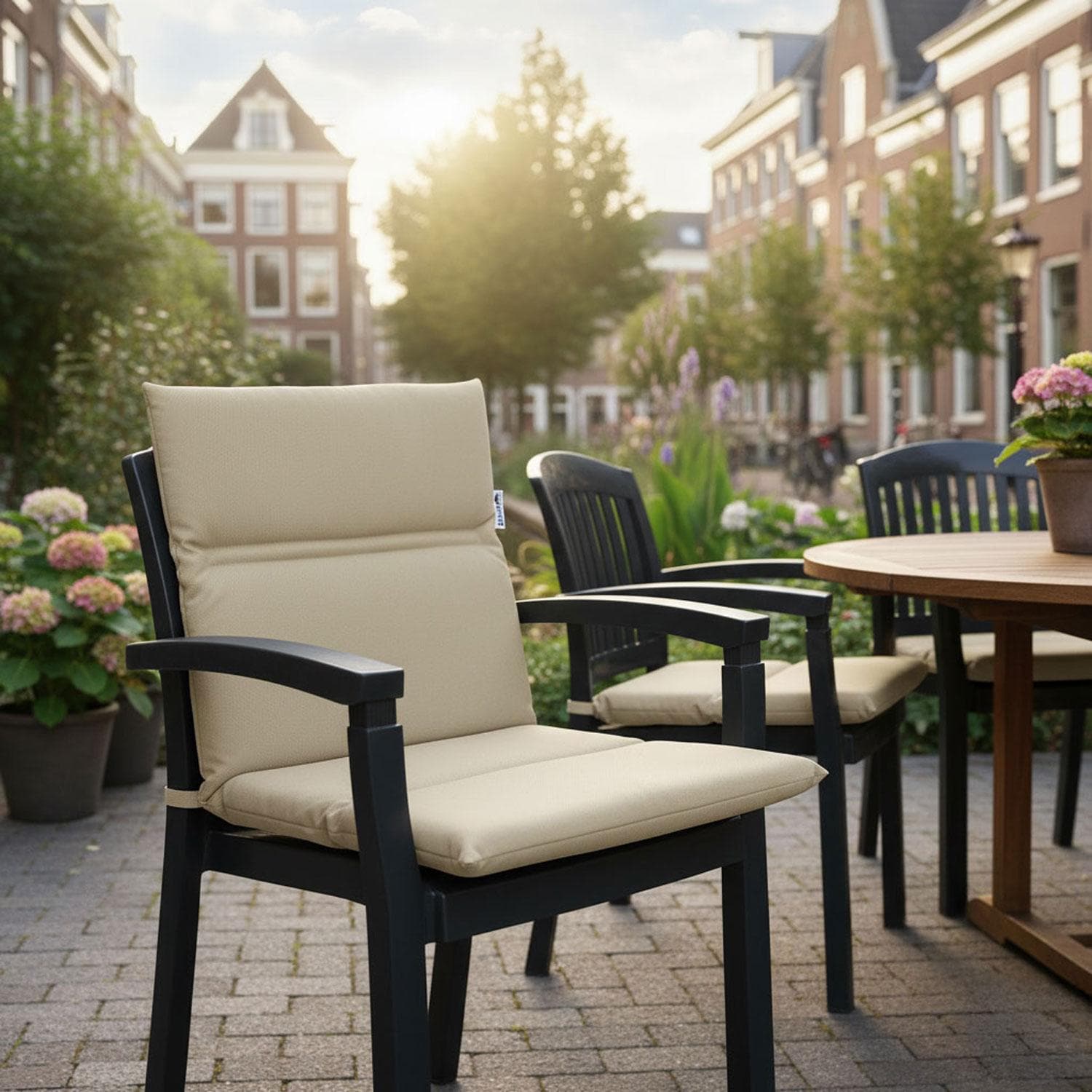 Ecru tuinkussen in stapelstoel in een tuin - Ribera naturel (waterafstotend)