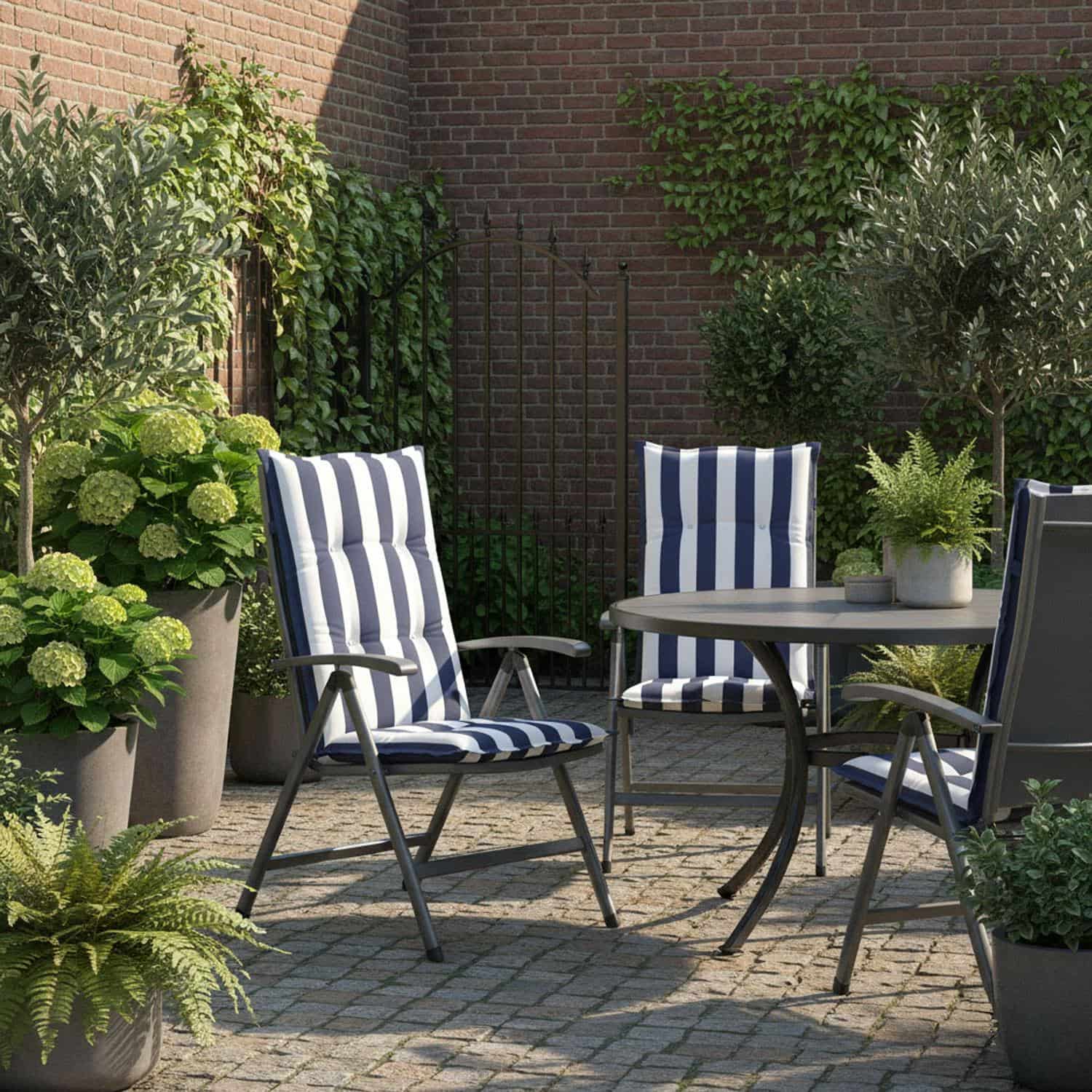 Blauw wit gestreept tuinkussen met hoge rug in tuinstoel  - Carlos blue