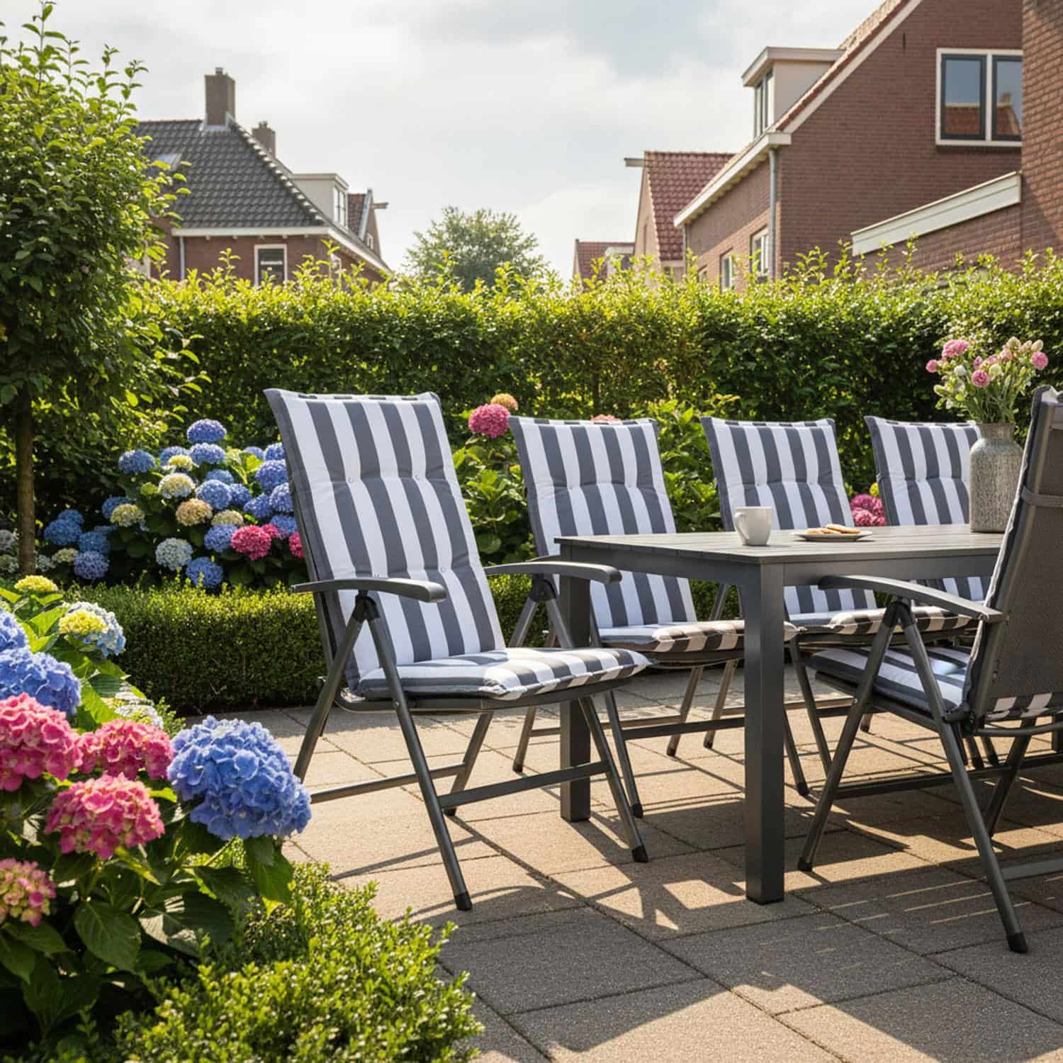 Grijs wit gestreept tuinkussen met hoge rug in tuinstoel  - Carlos grey