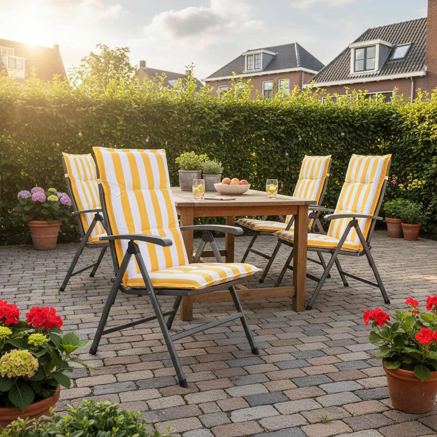 Geel wit gestreept tuinkussen met hoge rug in tuinstoel  - Carlos yellow