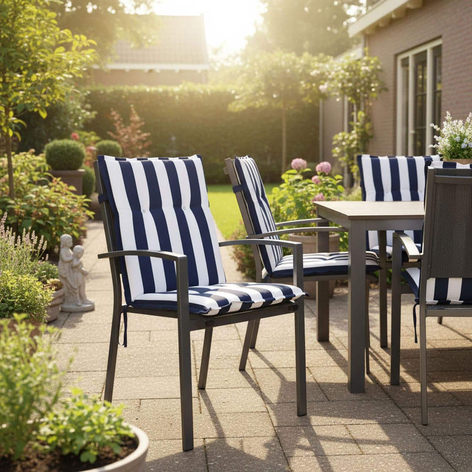 Blauwwit gestreept tuinkussen voor een stoel met lage rug - Carlos blue